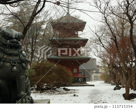 雪景色の三重塔と狛犬 113715354
