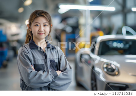 つなぎを着た若い自動車整備士の女性 113715538