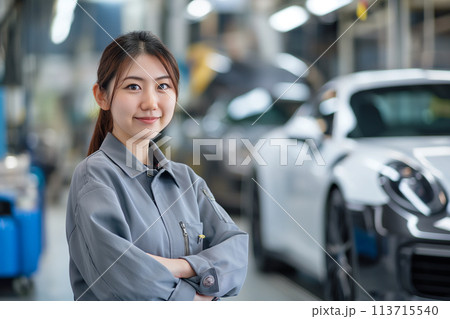 つなぎを着た若い自動車整備士の女性 113715540