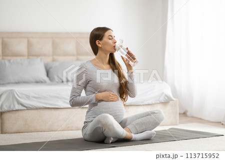 Expecting mother drinking water during pregnancy 113715952