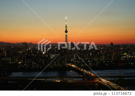 スカイツリーのある夕景　5月江戸川57東京スカイツリー夕景・タワーホール船堀 113716072
