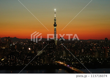 スカイツリーのある夕景　5月江戸川58東京スカイツリー夕景・タワーホール船堀 113716074