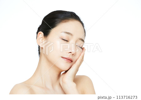 若い女性の清潔感のあるビューティー イメージ 若い女性の清潔感のあるビューティー イメージ 113716273