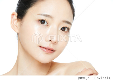 若い女性の清潔感のあるビューティー イメージ 113716314