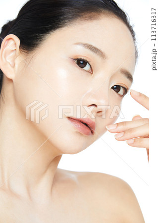 若い女性の清潔感のあるビューティー イメージ 113716317