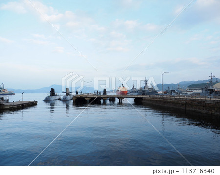 広島県呉市「アレイからすこじま」からの海上自衛隊の潜水艦や護衛艦 113716340