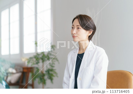 診察をする女性医師の写真 診察をする女性医師の写真 113716405