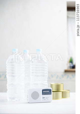 防災ラジオとペットボトルの水と缶詰 113716903