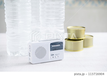 防災ラジオとペットボトルの水と缶詰 113716904