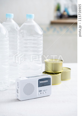 防災ラジオとペットボトルの水と缶詰 113716905
