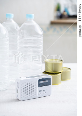 防災ラジオとペットボトルの水と缶詰 防災ラジオとペットボトルの水と缶詰 113716905