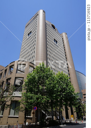 神田にある明治大学駿河台キャンパス　5月千代田1098明治大学 113716923