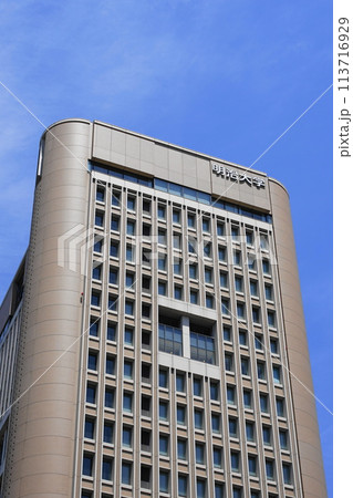 神田にある明治大学駿河台キャンパス　5月千代田1102明治大学 113716929