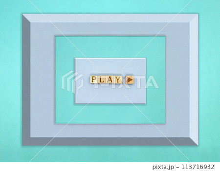 四角い立体的な紫のフレームの中にある四角い紫のPLAYのアルファベットブロックのカード 113716932