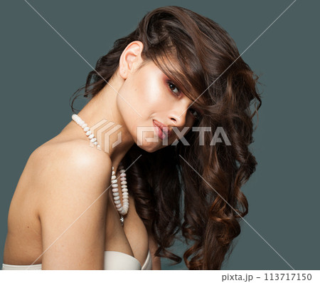 Elegant jewelry model in white necklace 113717150