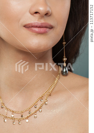 Perfect jewelry model closeup. Golden Necklace and earring with pearls 113717152