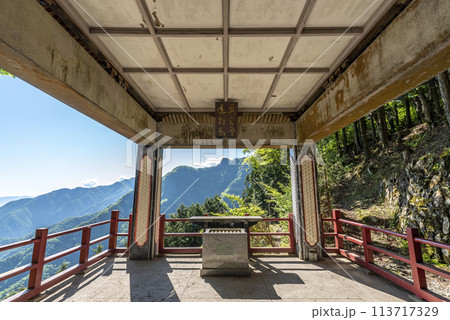 三峯神社奥宮遥拝殿　埼玉県秩父市 113717329