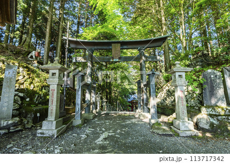 三峯神社奥宮遥拝殿前の鳥居　埼玉県秩父市 113717342