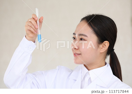 試験管を持ち微笑む白衣の女性 試験管を持ち微笑む白衣の女性 113717844