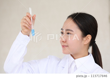 試験管を持ち微笑む白衣の女性 試験管を持ち微笑む白衣の女性 113717846