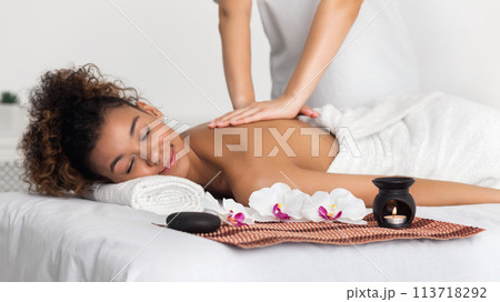 Woman enjoying aroma massage in spa salon 113718292