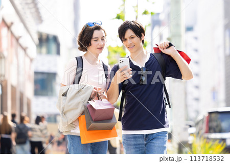 インバウンド 東京の街を散策する外国人 インバウンド 東京の街を散策する外国人 113718532