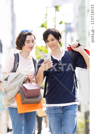 インバウンド　東京の街を散策する外国人 113718533