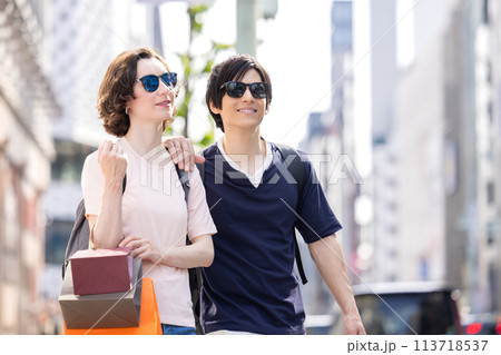 インバウンド　東京の街を散策する外国人 113718537