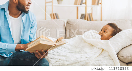 Father reading stories to little daughter before bed 113718538