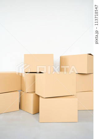 積み上がった段ボール箱 積み上がった段ボール箱 113718547