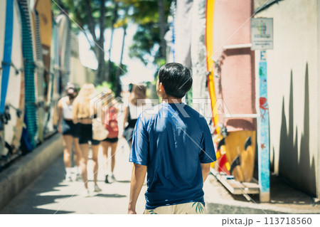 ハワイ、ワイキキビーチにつながるサーフボードの小道 113718560