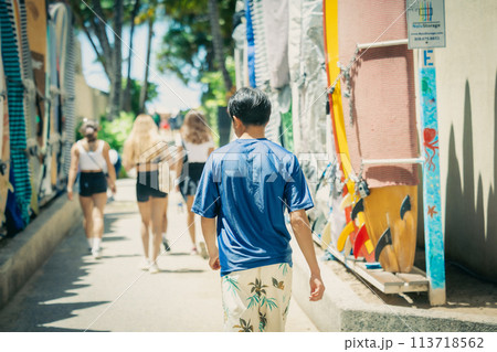 ハワイ、ワイキキビーチにつながるサーフボードの小道 113718562