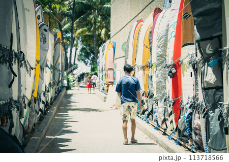 ハワイ、ワイキキビーチにつながるサーフボードの小道 113718566