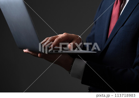 ビジネスマン　PC　手元 113718983