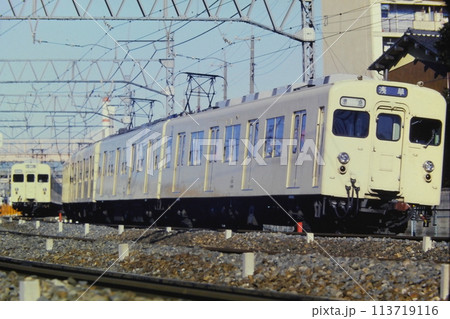一色塗装の東武8000系8141（準急）と8171（緩行）、西新井ー竹ノ塚、1981年1月4日 113719116