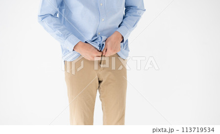 ミドル男性　ズボン　ファスナー 113719534