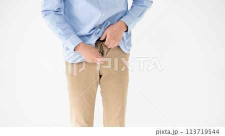 ミドル男性　ズボン　ファスナー 113719544