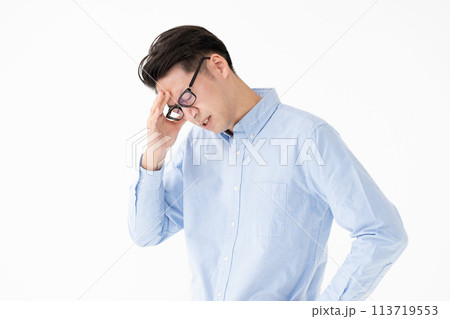 ミドル男性　悩む　考える 113719553