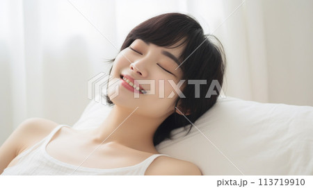 ベットに寝転ぶ若い女性 113719910