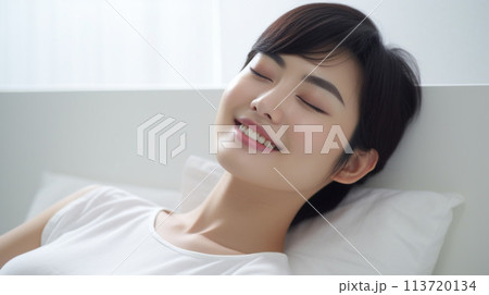 ベットで眠る若い女性 ベットで眠る若い女性 113720134