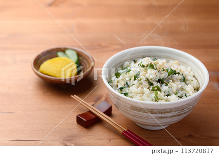 わかめご飯とお漬物 113720817