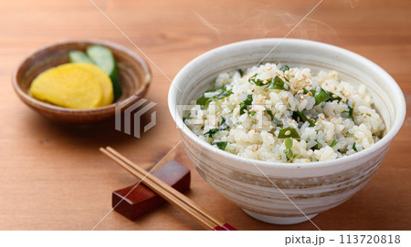 わかめご飯とお漬物 113720818