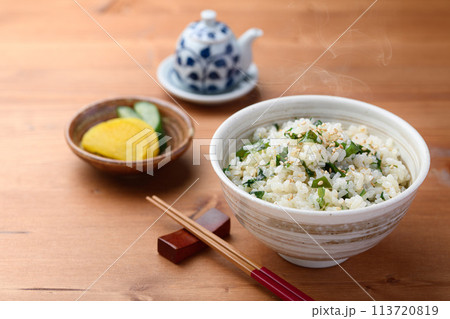 わかめご飯とお漬物 113720819