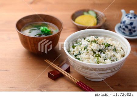 わかめご飯と若芽のお味噌汁とお漬物 113720825