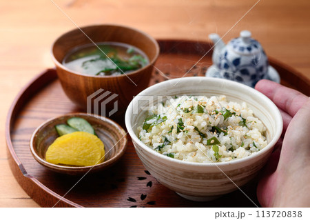 お盆にのせたわかめご飯と若芽のお味噌汁とお漬物 お盆にのせたわかめご飯と若芽のお味噌汁とお漬物 113720838