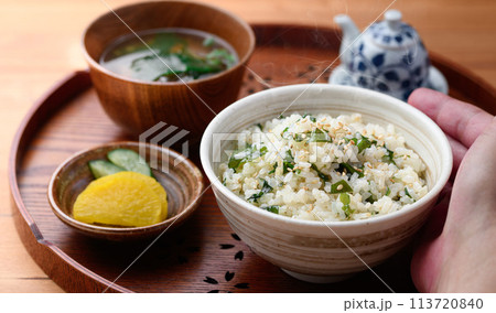 お盆にのせたわかめご飯と若芽のお味噌汁とお漬物 お盆にのせたわかめご飯と若芽のお味噌汁とお漬物 113720840