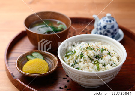 お盆にのせたわかめご飯と若芽のお味噌汁とお漬物 113720844