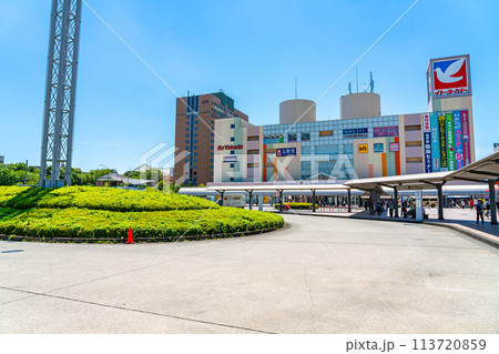 【東京都】爽やかな青空が広がる南大沢駅前のバスロータリー 113720859