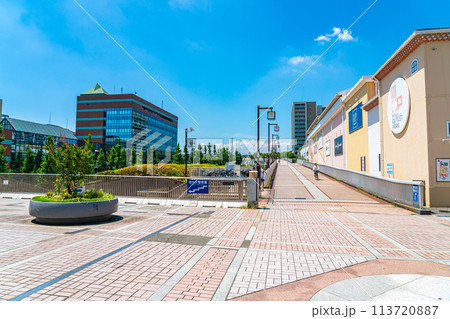 【東京都】爽やかな青空が広がる南大沢駅前 【東京都】爽やかな青空が広がる南大沢駅前 113720887