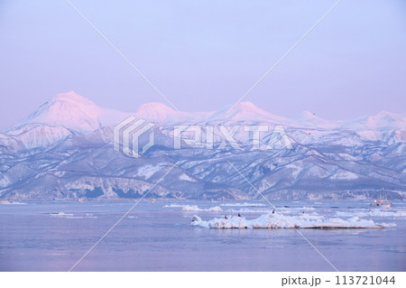 北海道知床羅臼沖の流氷と朝日に染まる冠雪した知床連山 北海道知床羅臼沖の流氷と朝日に染まる冠雪した知床連山 113721044